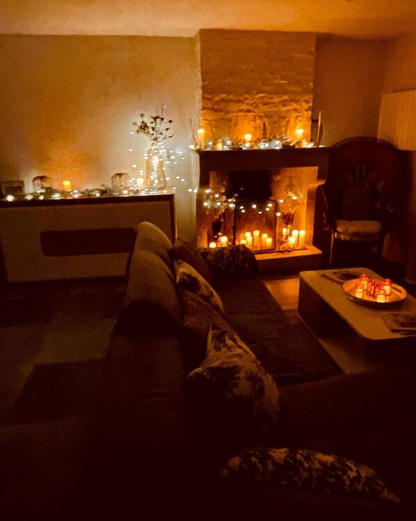 Smart TV, chimenea, tenis de mesa y libros 