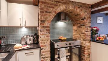 Cottage | Privékeuken | Een koelkast, een vaatwasser, een waterkoker, een broodrooster