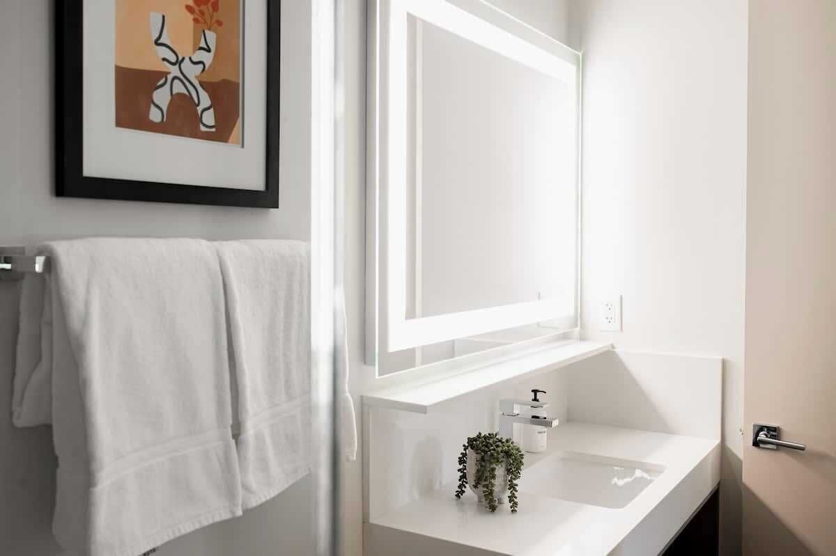 Dusj, hårføner og håndklær