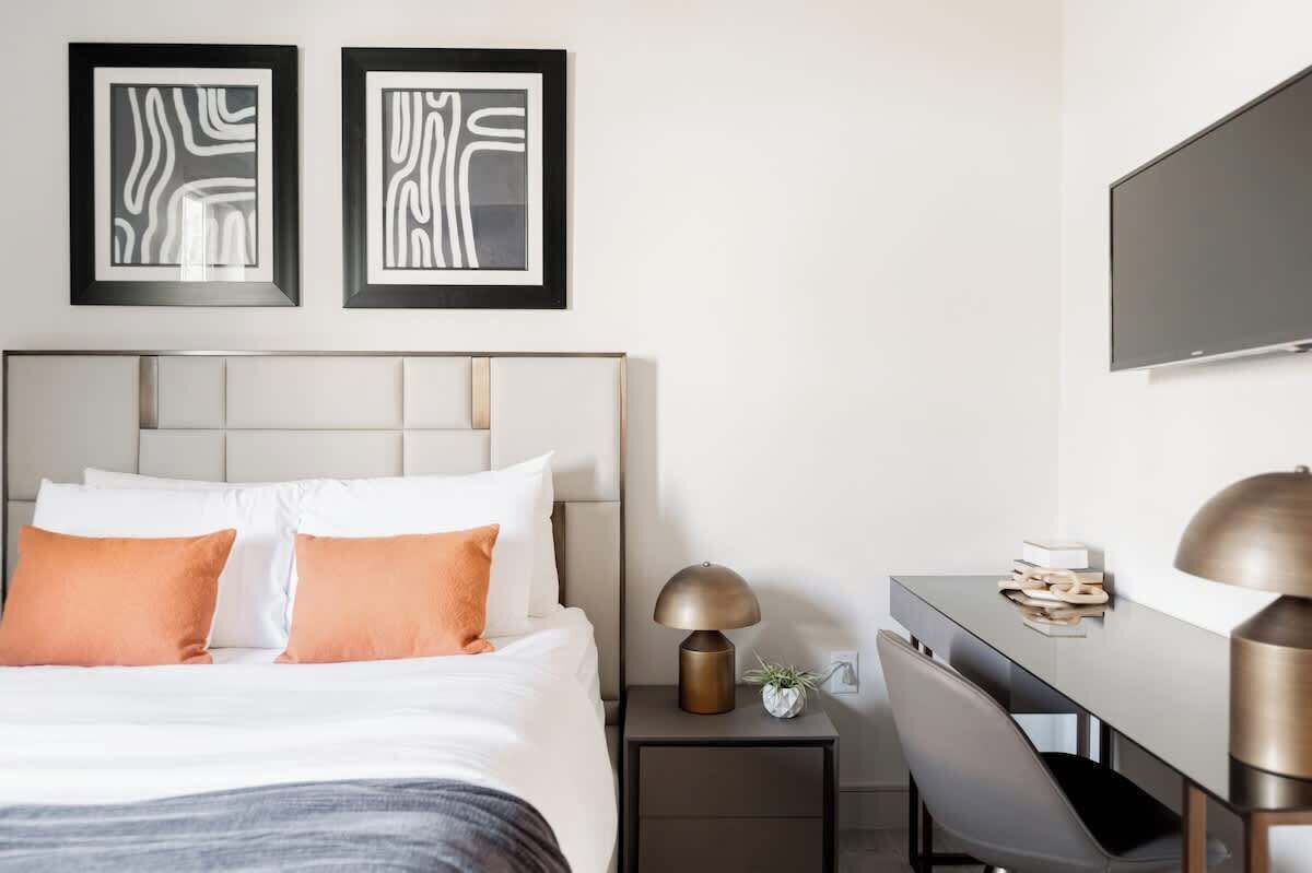 2 soverom, skrivebord, strykejern/-brett og wi-fi