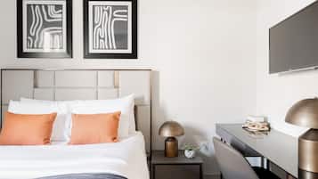 2 bedrooms, desk, iron/ironing board, WiFi