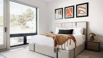 2 soverom, skrivebord, strykejern/-brett og wi-fi