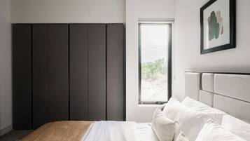Ein Schlafzimmer mit einem Bett, einem Fenster und einem Kleiderschrank.