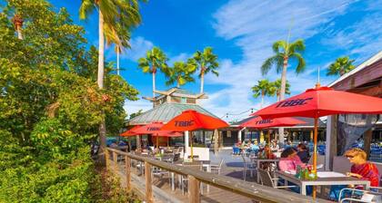 LITTLE HARBOR RESORT U408 Balcony/ Resort Amenities! Free Parking/Wifi/Self Check in/Restaurants