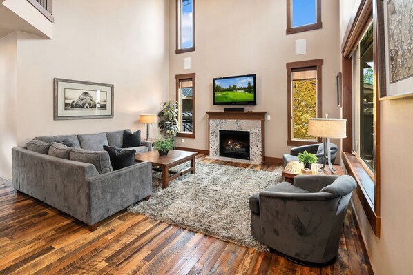 Télévision, cheminée, baby-foot