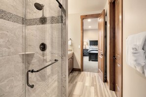 Combined shower/tub, towels, soap, shampoo - Prime Location in the Resort*Pet Friendly*Hot Tub*Gas Fire Pit*SAVE!! (Cle Elum)