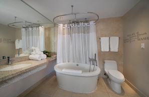 Baignoire, sĂšche-cheveux, serviettes fournies, shampoing