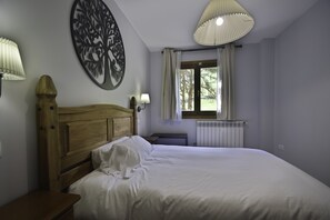 1 habitación, tabla de planchar con plancha, wifi gratis y ropa de cama