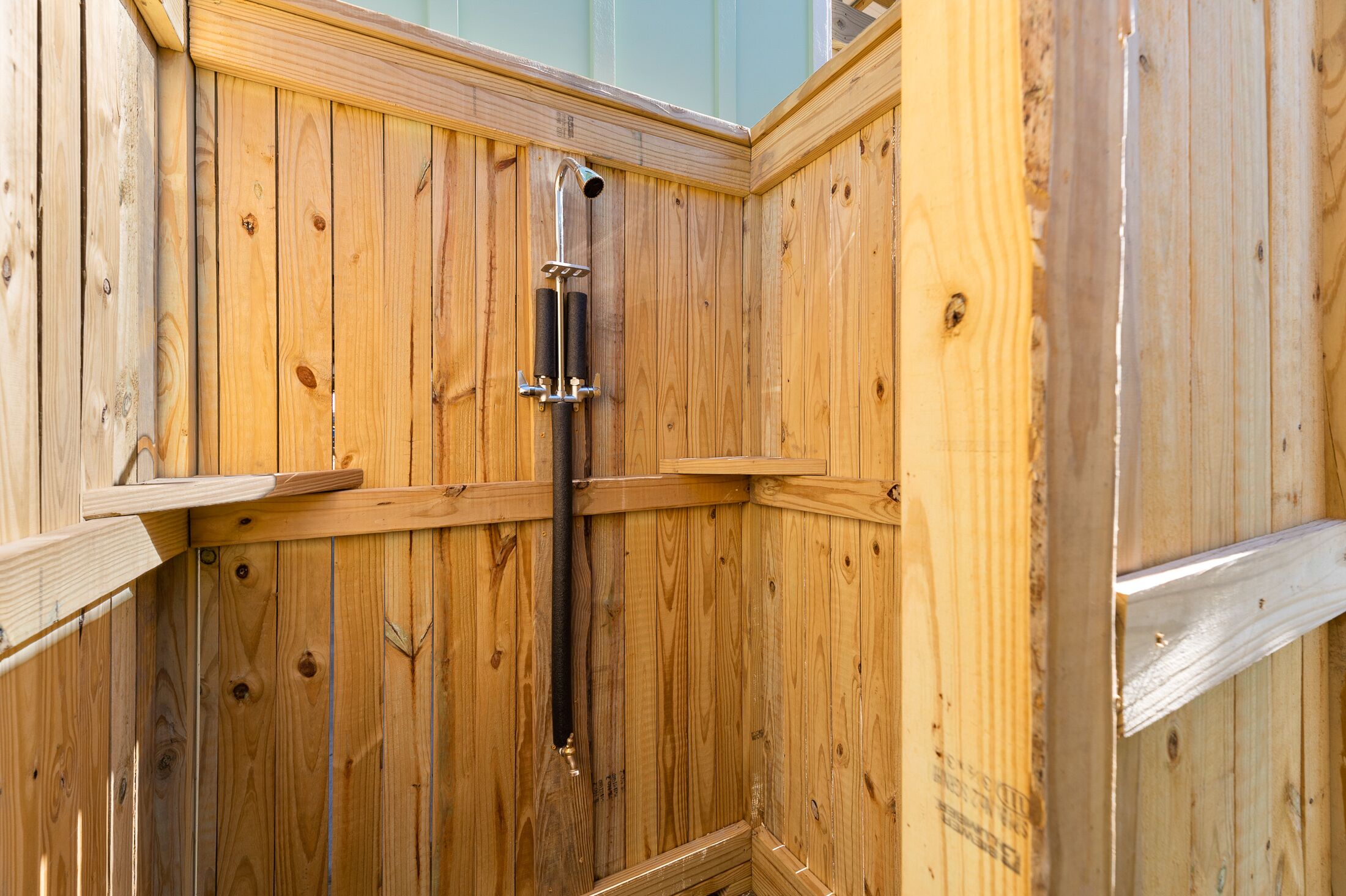 シャワー付き浴槽、ヘアドライヤー、タオル、石鹸