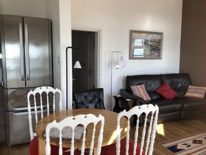 Apartamento | Sala de estar | Televisión de 30 pulgadas con canales por cable