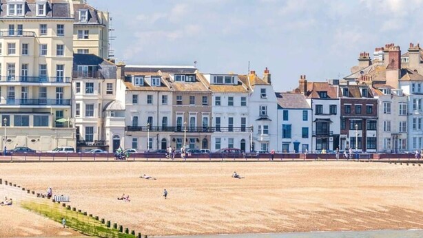A coastal town with a sandy beach and a row of historic buildings. - Apartment - Sleeps 4 - Balcony - Sea View (Eastbourne)