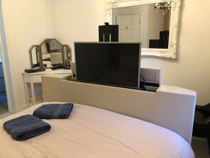 Apartment | 2 bedrooms, iron/ironing board, free WiFi, bed sheets - Beautiful 2 Bed Balcony Apart Seafront Eastbourne (Eastbourne)