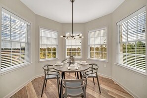 Dining - Condo w Pool, Games Room - Pet Friendly (Winter Garden)