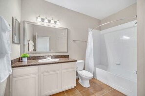 Bathtub, free toiletries, hair dryer, towels - Condo w Pool, Games Room - Pet Friendly (Winter Garden)