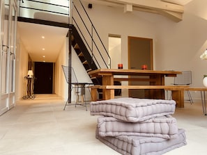 Appartamento panoramico, 2 camere da letto | Area soggiorno | TV a schermo piatto