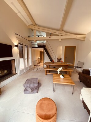 Apartamento panorâmico, 2 quartos | Área de estar | TV de tela plana