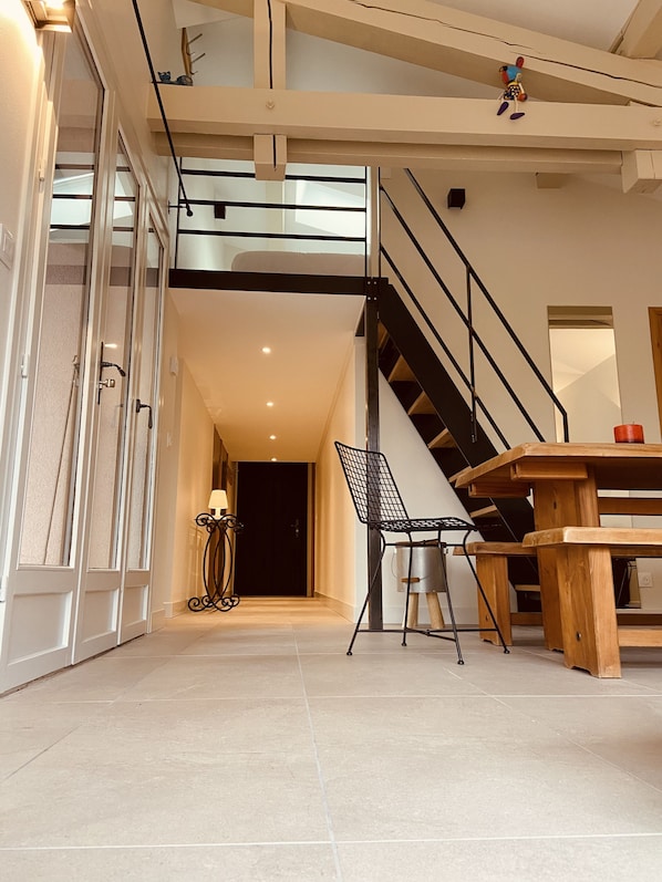 Appartamento panoramico, 2 camere da letto | Area soggiorno | TV a schermo piatto