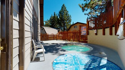 Mammoth View Villas 3 Walk to Village Gondola, Cozy Mountain Cabin in Forest Setting by RedAwning