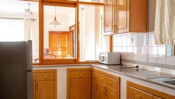 Cottage | Private kitchen | Fridge, microwave, oven, stovetop