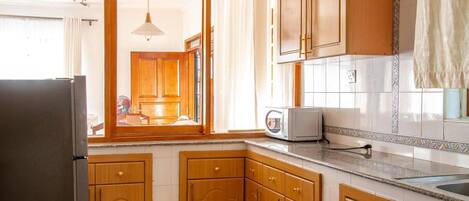 Feriehus | Privat køkken | Køleskab, mikrobølgeovn, ovn, kogeplade