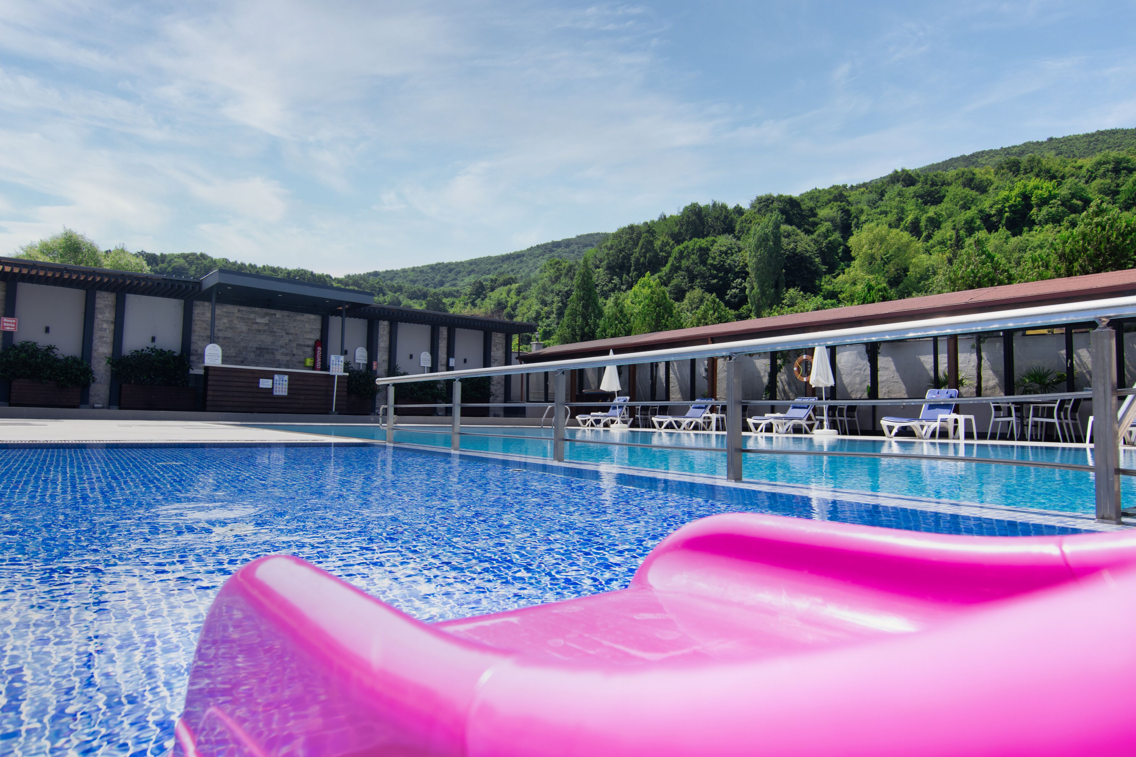 Una piscina al aire libre