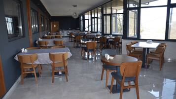 Desayuno buffet (EUR 8 por persona)