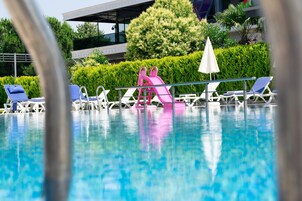 Una piscina al aire libre