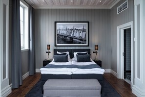 Luxe suite, uitzicht op zee | Hypoallergeen beddengoed, een bureau, een laptopwerkplek, gratis wifi