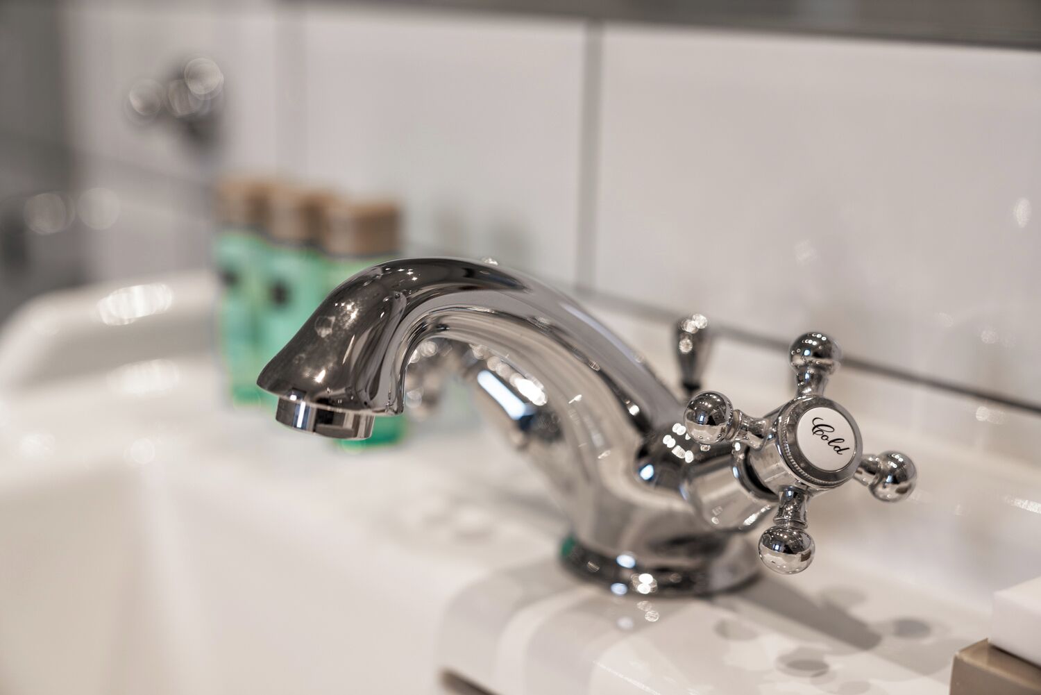 Une salle de bain moderne avec un robinet chromé et un lavabo blanc.