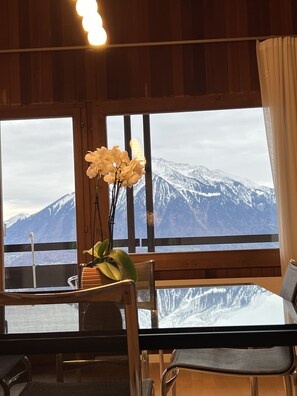 Dining - "Fledermaus" An apartment for 7 people (Aeschlen ob Gunten)