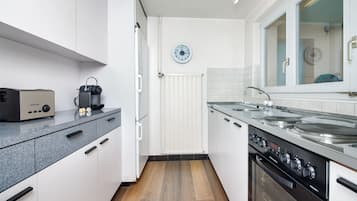 Réfrigérateur, four, plaque de cuisson, cafetière/bouilloire