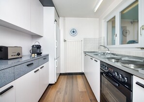 Kühlschrank, Ofen, Herdplatte, Wasserkocher mit Kaffee-/Teezubehör