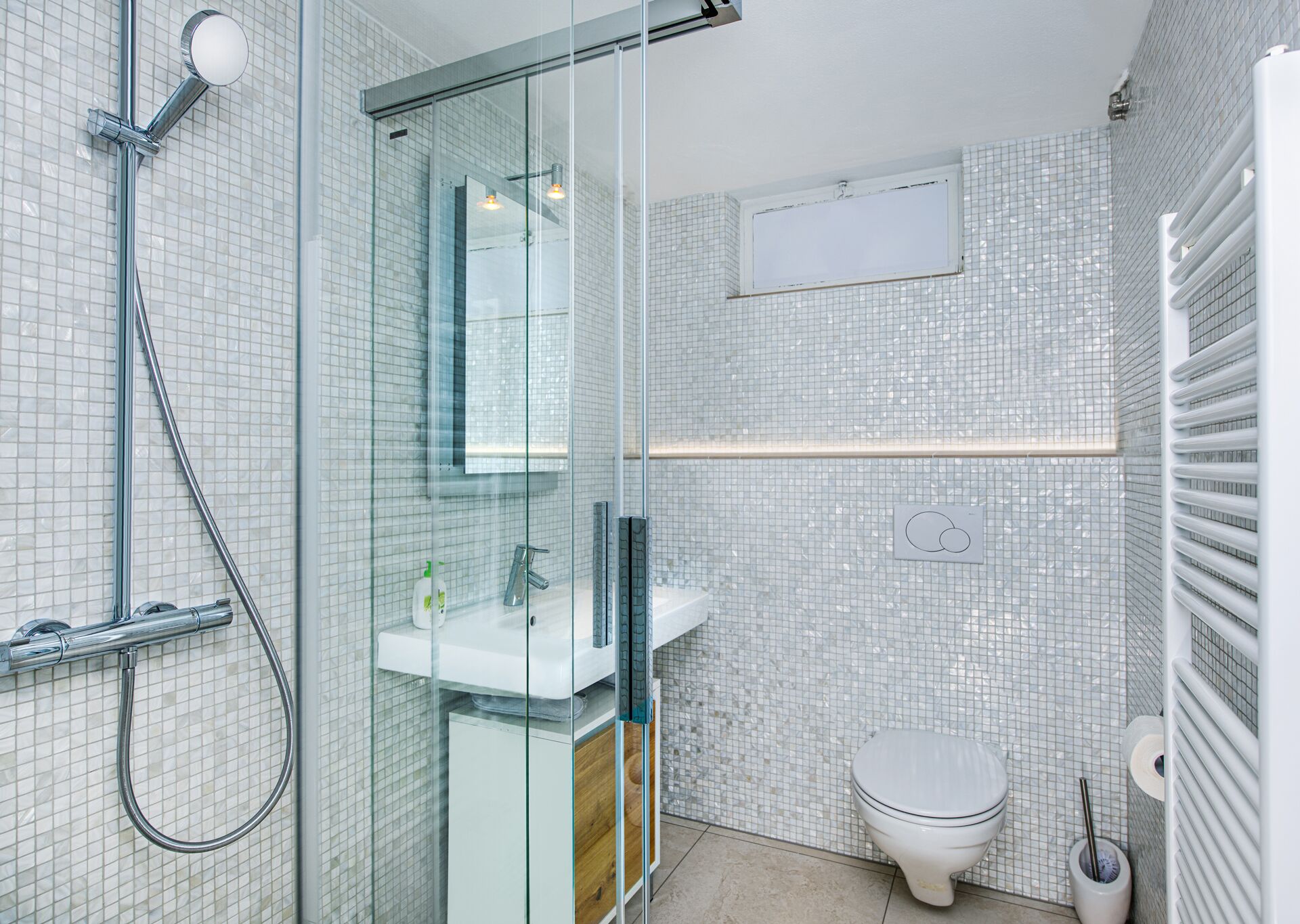 Douche, séchoir à cheveux, serviettes fournies, savon