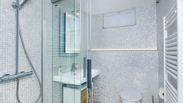 Douche, sèche-cheveux, serviettes fournies, savon