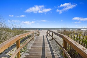 On the beach - OCEANFRONT Views, Community Pool, Modern, Ideal Wild Dunes Location! (Isle Of Palms)