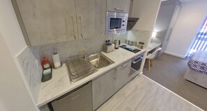 Refrigerador, microondas, horno, placa de cocina