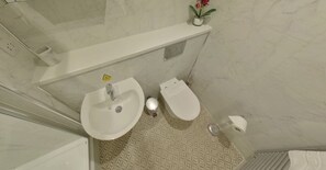 Douche, séchoir à cheveux, serviettes fournies, savon