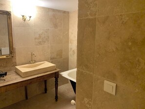 Bathroom - Back in the past (roche en regnier)