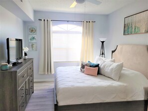 2 bedrooms, iron/ironing board, free WiFi, bed sheets - Beachy Sunny Apartment - Close to Everything (Fort Myers)