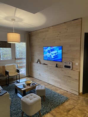 Smart TV - 3 Bedroom Apartment in incles (incles)