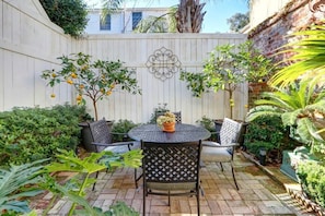 Outdoor dining - Charming Historic 1850 Cottage | Centrally Located (Savannah)