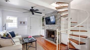 Een televisie en een open haard