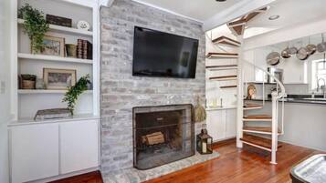 Televisión y chimenea