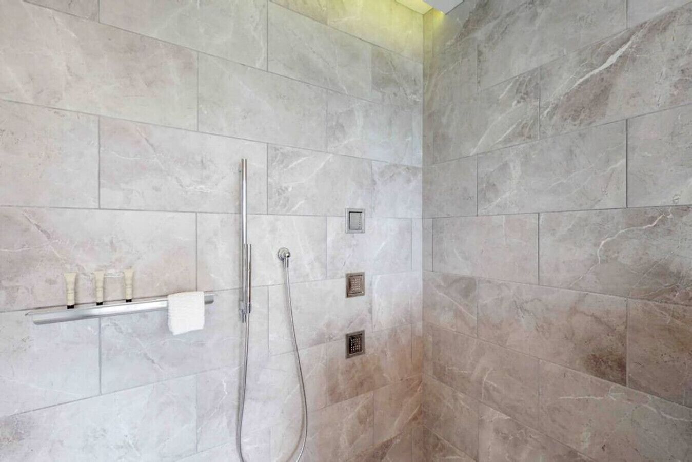Badewanne, Haartrockner