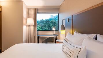 Habitación, 1 cama King size | Caja de seguridad en la habitación y escritorio