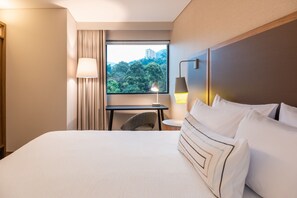 Kamar, 1 Tempat Tidur King | Brankas, meja kerja, ruang kerja ramah laptop, dan tirai kedap cahaya