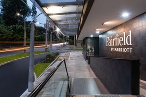 Pintu masuk properti