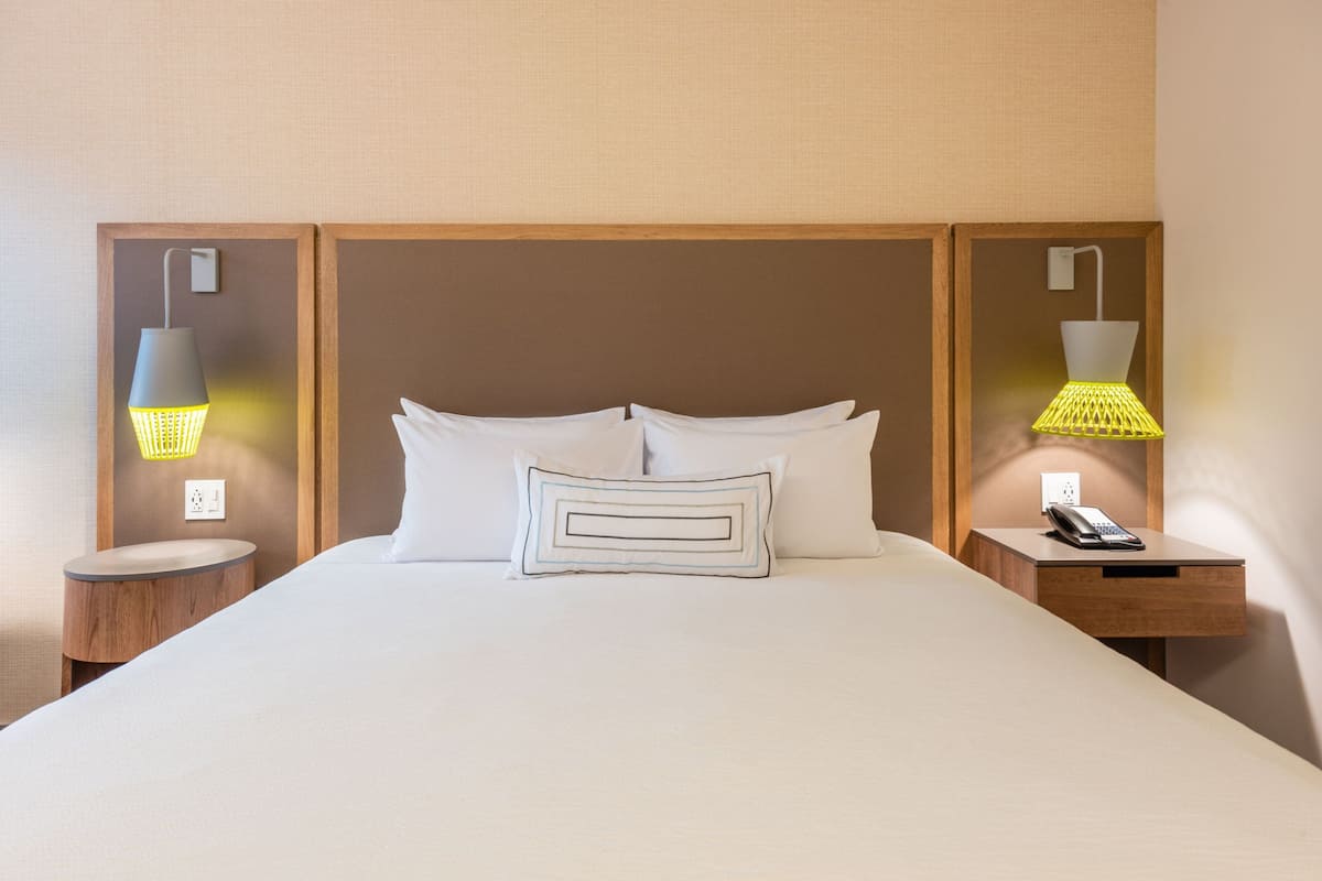 Kamer, 1 kingsize bed | Een kluis op de kamer, een bureau, een laptopwerkplek