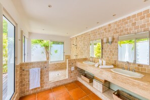 Dusj, hårføner og håndklær