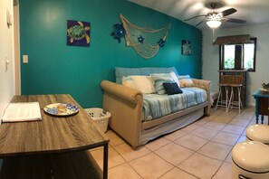 6 bedrooms, hypo-allergenic bedding, iron/ironing board, WiFi - The Pier- Weddings, Reunions & Large Groups (Cocoa Beach)
